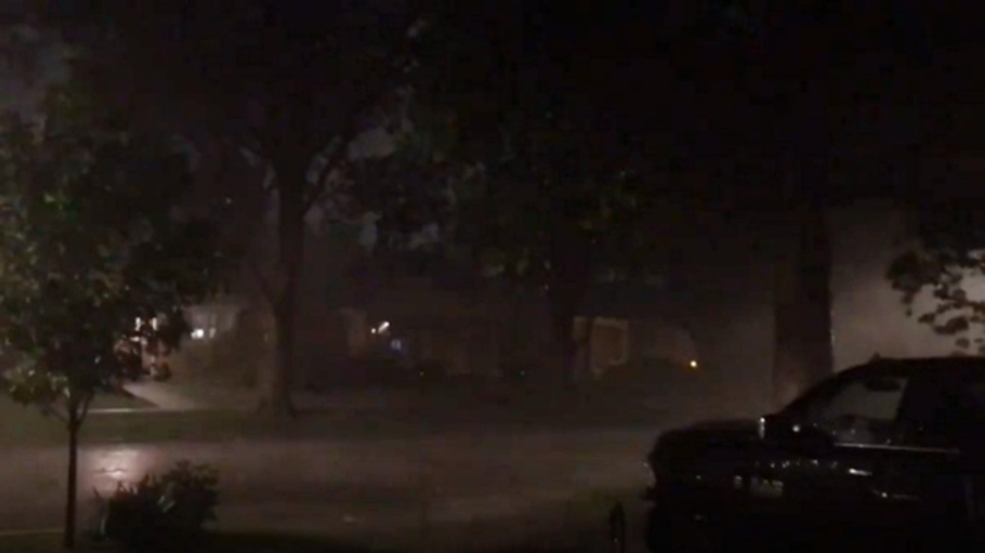 Thunderstorms Batter Chicago Area, Leave Thousands in the Dark