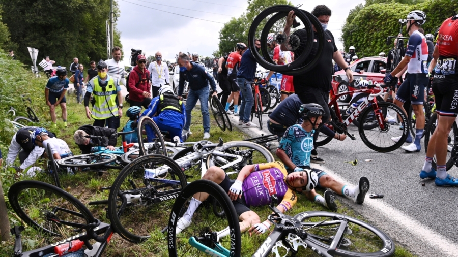 Spectator Who Caused Tour de France Crash Still at Large