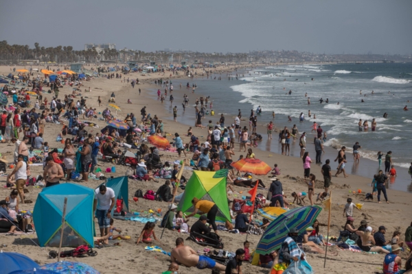 Beaches Packed Amid Scorching Temperatures | NTD