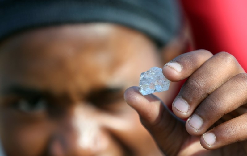 ‘Diamond Rush’ Grips South African Village After Discovery of Unidentified Stones