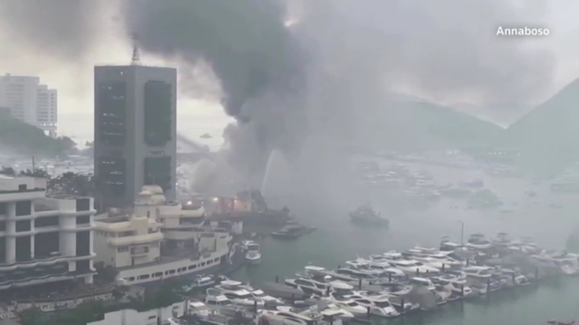 Fire Sets 16 Boats Ablaze in Hong Kong, at Least 10 Sink