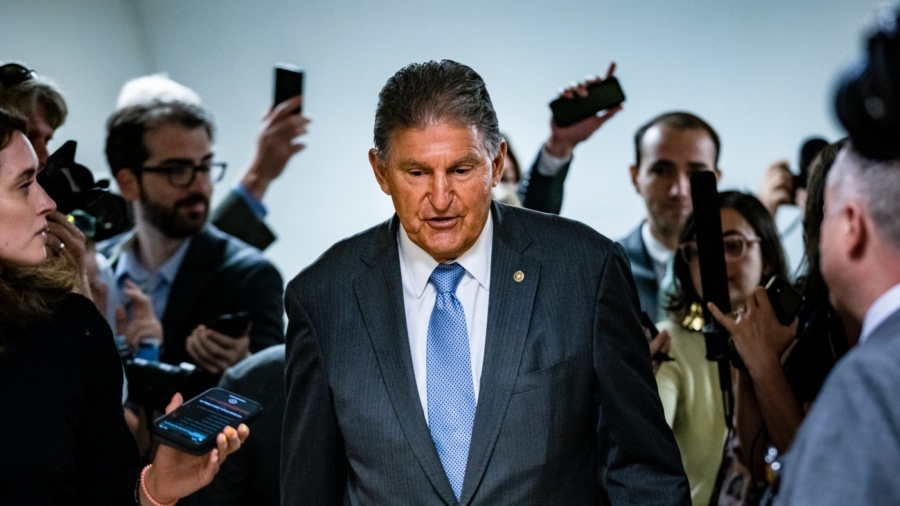 Manchin Says He’ll Decide on Presidential Run By Year’s End