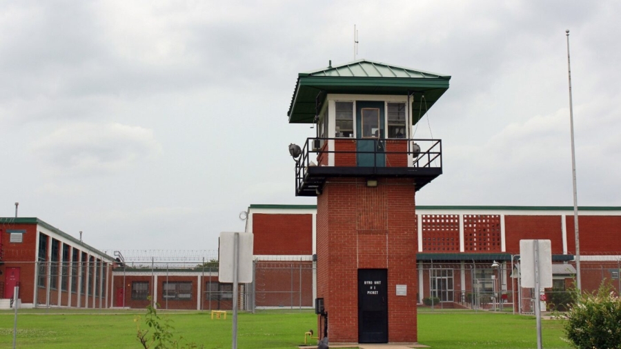 Texas Prison Forced to Empty Ahead of Surge of Illegal Immigrant Arrests