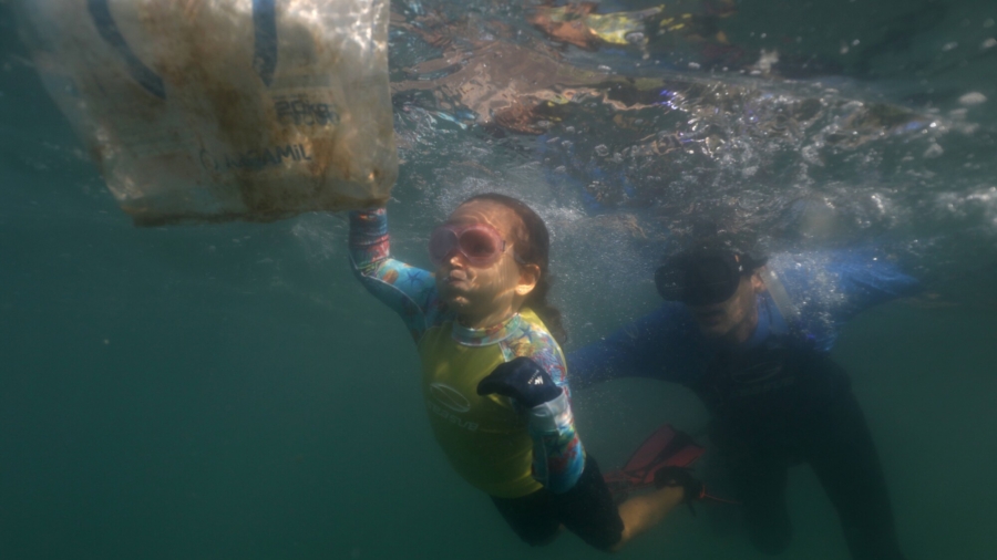 Brazilian Toddler Cleans Plastic from Ocean