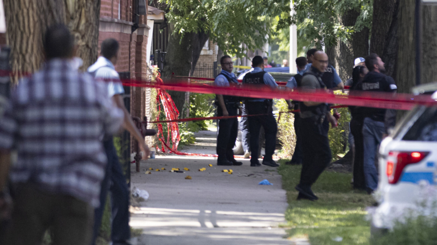 Chicago Police Shoot Suspect After Pointing Gun During Arrest Warrant