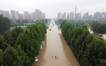 Chinese Residents Help Each Other Amid Flood