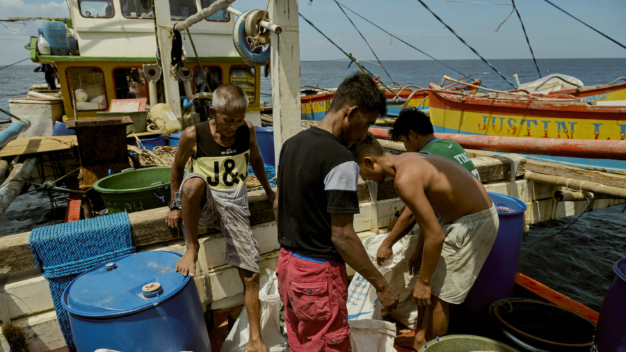 Filipino Fishermen Facing Off With China