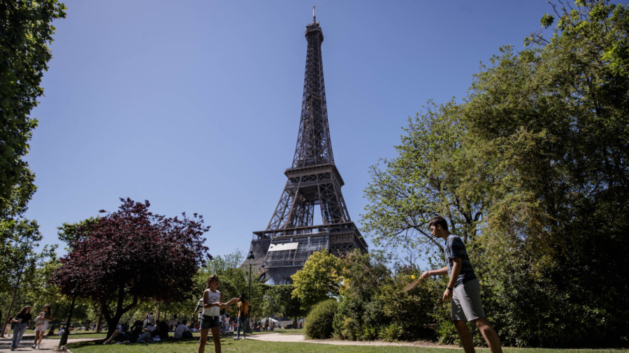 American Tourists are Back in Paris