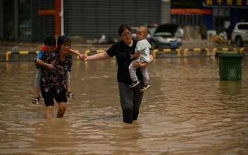 Desperate Survivors Looking for Loved Ones After Flood in Zhengzhou