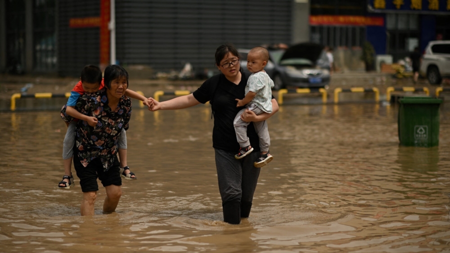 Desperate Survivors Looking for Loved Ones After Flood in Zhengzhou