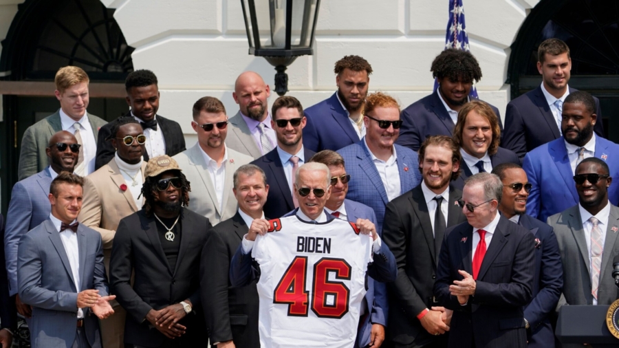 Tom Brady, Champion Buccaneers Visit Biden at White House