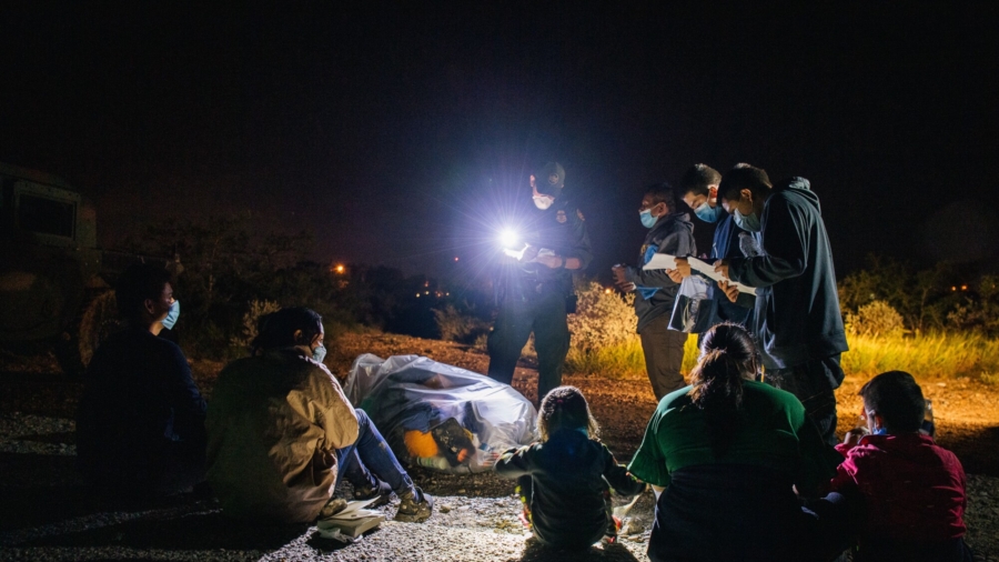 Border Agents Encounter Largest Group of Illegal Immigrants, 700+ in 3 Days