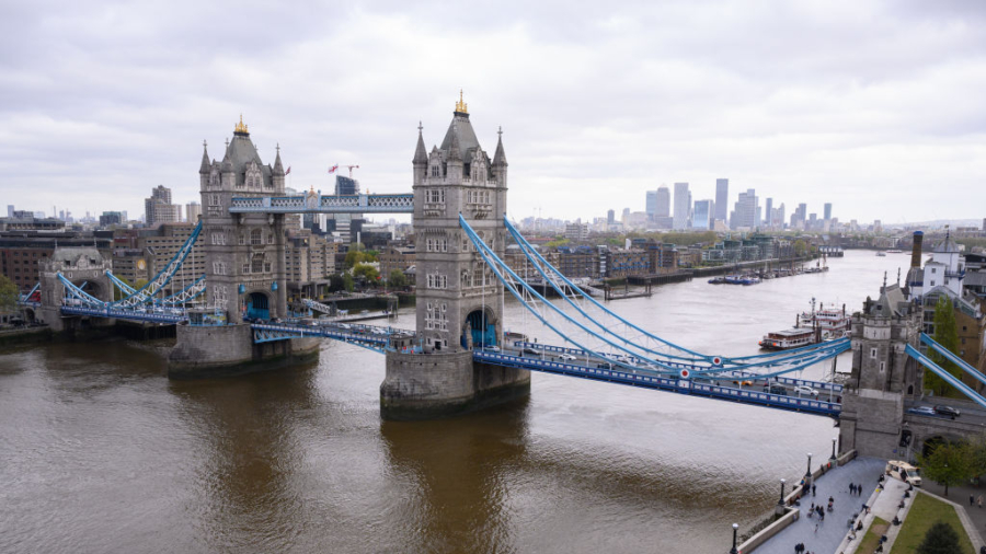 British Woman Cleans Up the River Thames