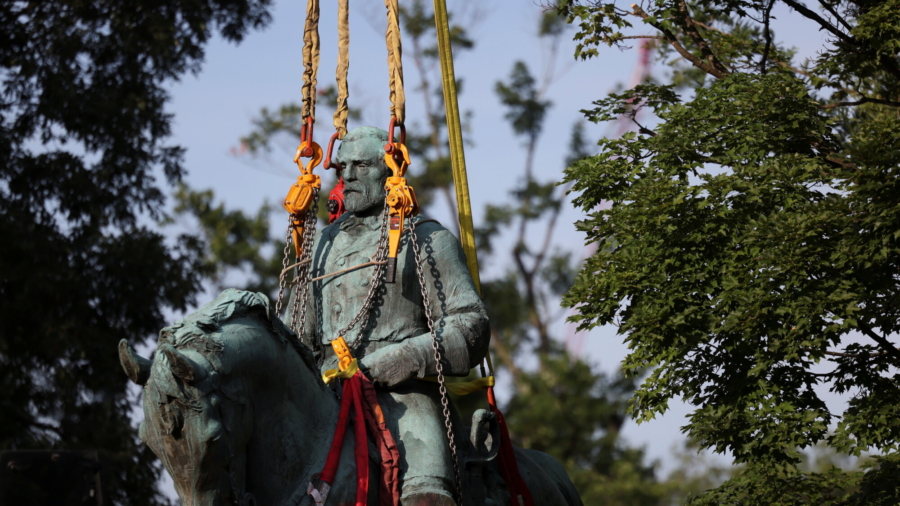 Charlottesville Removes Confederate Robert E. Lee Statue