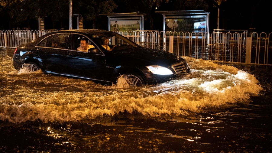 Beijing: Couple Drowns in Flood