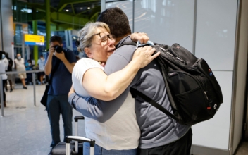 Joyous Travelers Arrive to UK From EU, US