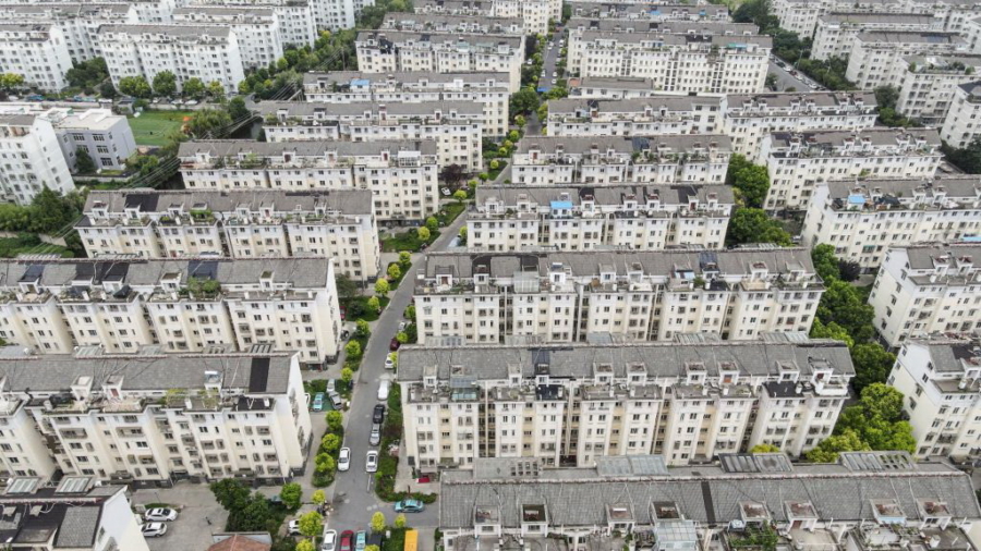 Chinese Residents Under Lockdown Ask for Food