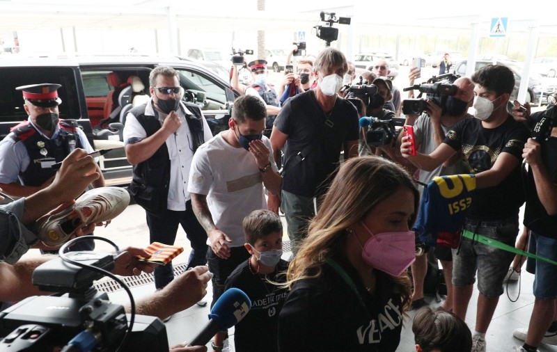 Messi Gets Hero’s Welcome in France After Agreeing to Join PSG