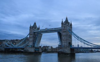 London’s Tower Bridge Reopens After Arms Jammed