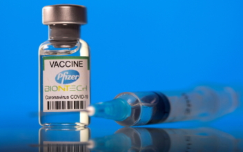 US Drug Regulators Approve Pfizer’s COVID-19 Vaccine