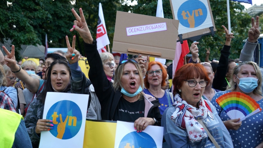 Poles Protest Against New Media Bill
