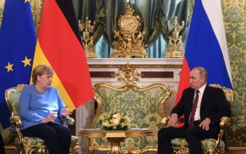 Germany’s Angela Merkel Meets Putin in Moscow