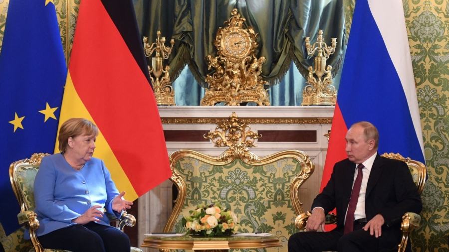 Germany's Angela Merkel Meets Putin in Moscow