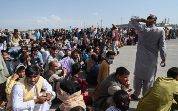 White House: ‘Significant Number of Americans’ Remain in Afghanistan, Chaos Erupts at Airport