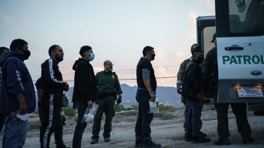 Border Footage Shows ‘Up to 1,000’ Immigrants