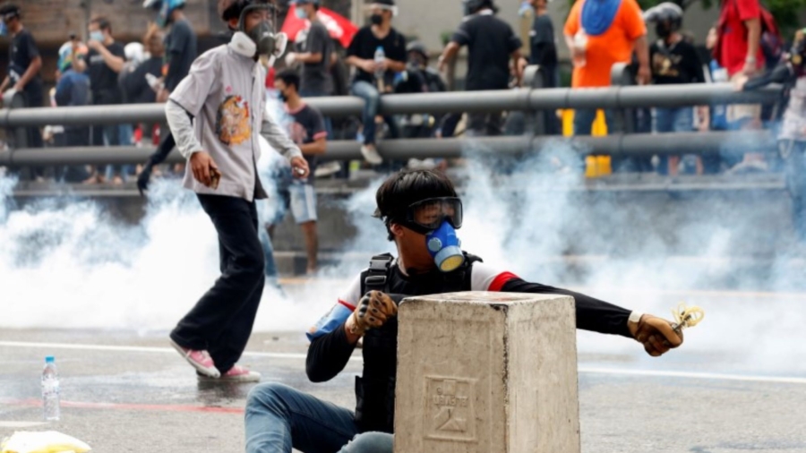 Thai Anti-Govt Protesters Clash With Police in Bangkok