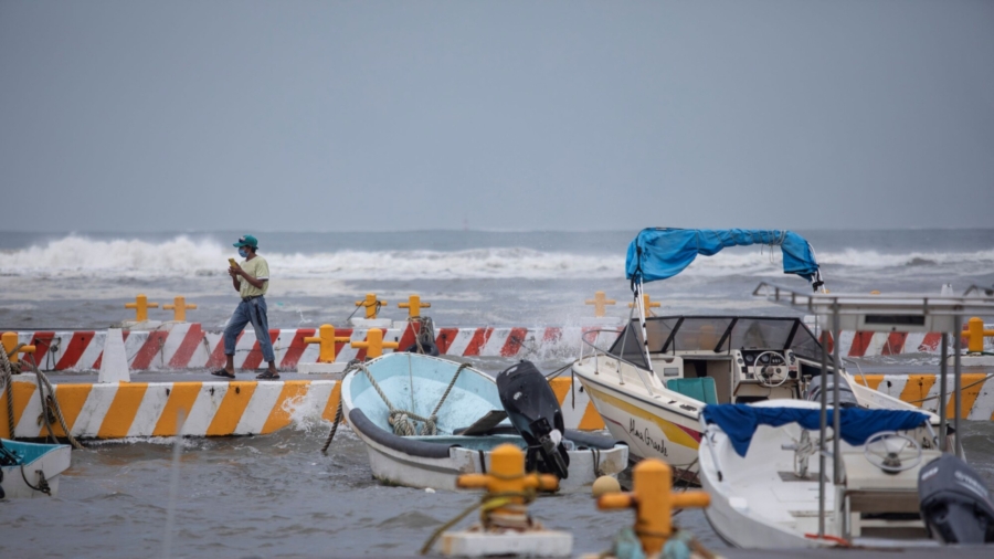 Category 3 Hurricane Grace Crosses Over Mexico’s Gulf Coast