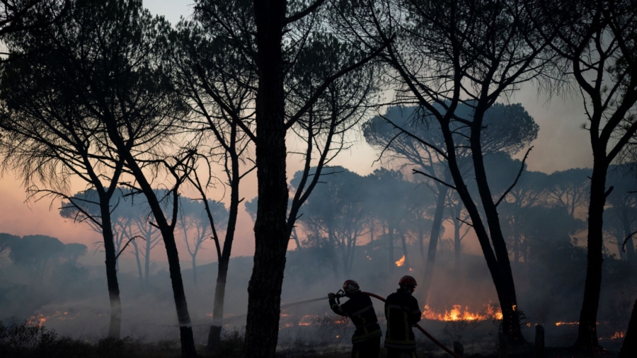 Wildfire Raging Near French Riviera Kills 2, Injures 27