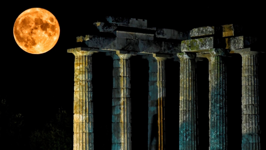 Greek Cultural Spots Stay Open for Full Moon