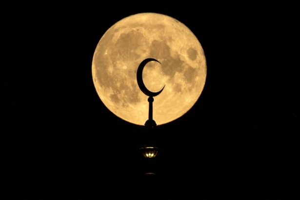 A full moon appears over the Sobornaya, Moscow Cathedral Mosque in Moscow, on Aug. 22, 2021. (Kirill Kudryavtsev/AFP via Getty Images)