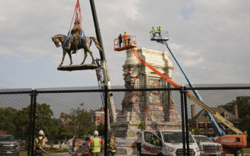 General Robert Lee Confederate Statue Removed in Virginia