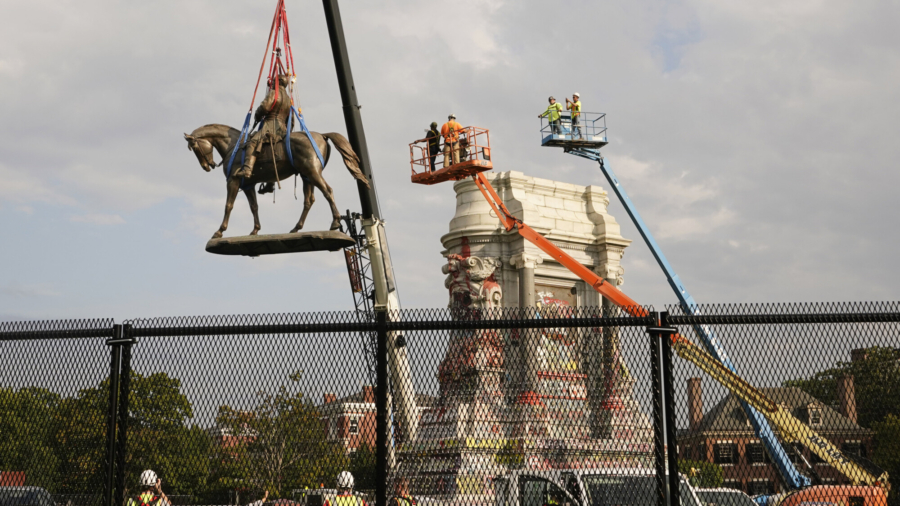 General Robert Lee Confederate Statue Removed in Virginia