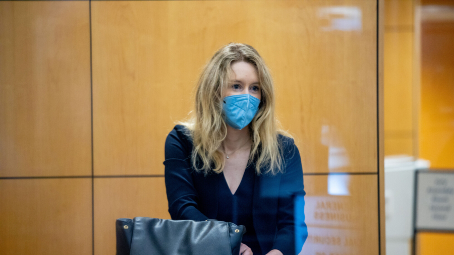 Elizabeth Holmes Court Trial Begins