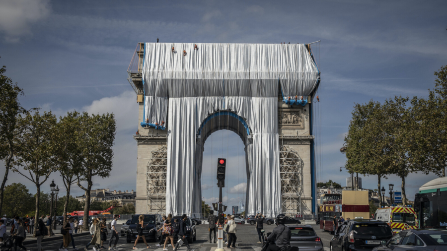 Wrapped Arc de Triomphe Confuses Tourists