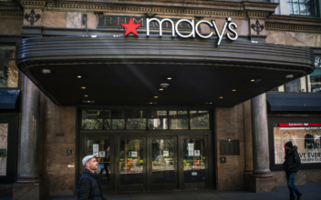 Macy’s to Hire 76,000 Workers for Holiday Shopping Season