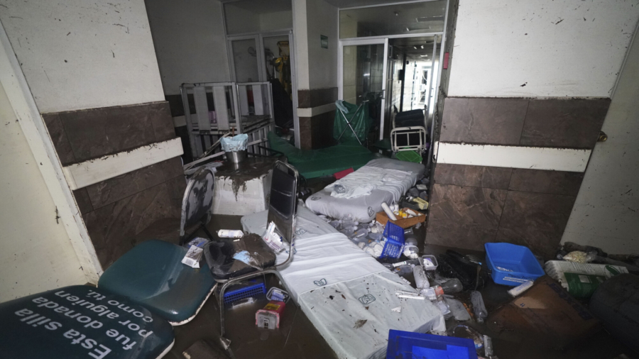 16 Die as Floods Swamp Public Hospital in Central Mexico