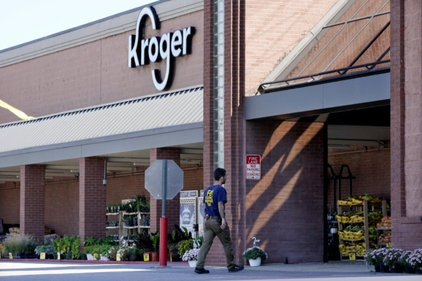 An FBI agent enters a Kroger grocery store in Collierville, Tenn., on Sept. 24, 2021. (Mark Humphrey/AP Photo)