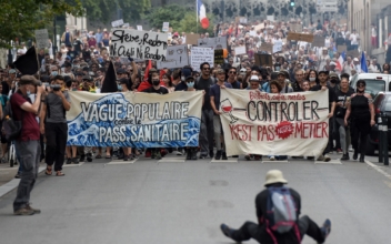 ‘I Will Not Submit’: 140,000 French Citizens Protest Against Vaccine Passport