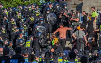 Melbourne Police Fire Large Projectiles, Pepper Balls at Protesters on 3rd Day of Demonstrations