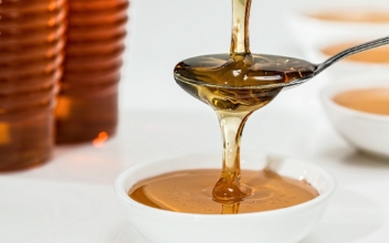 Nature’s Golden Treasure: 5 Benefits of Honey