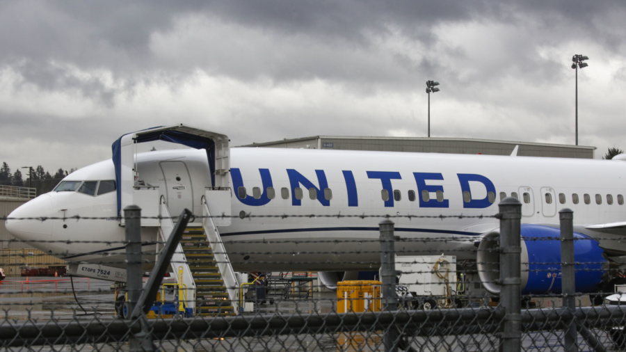 United Airlines Pauses COVID-19 Vaccine Mandate for Workers Seeking Religious, Medical Exemptions