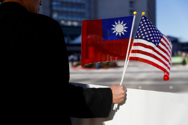 A demonstrator holds flags of Taiwan and the United States in support of Taiwanese President Tsai Ing-wen during an stop-over after her visit to Latin America in Burlingame, Calif., on Jan. 14, 2017. (Stephen Lam/Reuters)