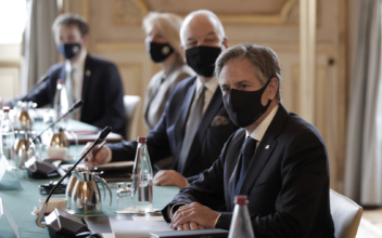 Blinken Meets Macron in Paris as US Tries to Ease Tensions Over AUKUS Pact