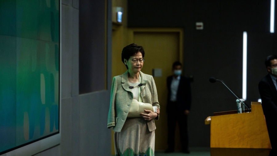 Hong Kong to Tighten COVID-19 Rules, Hopes China Reopens