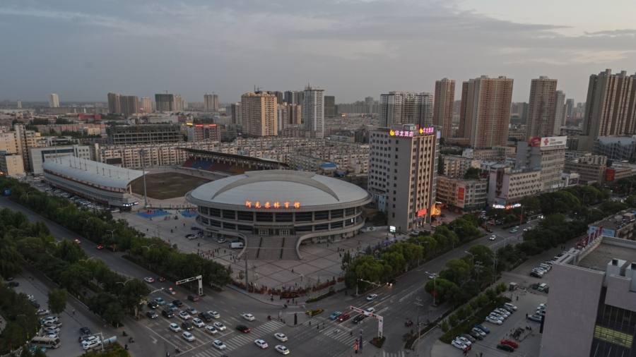 Tourists Trapped in Xinjiang, 2 Virus Cases Found