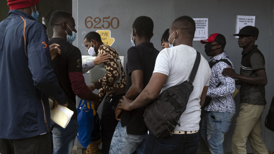 Migrants in Mexico Mull New Caravan North